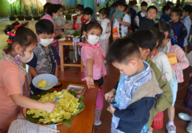 กาดอนุบาล ฝึกนักเรียนใช้จ่ายเงิน