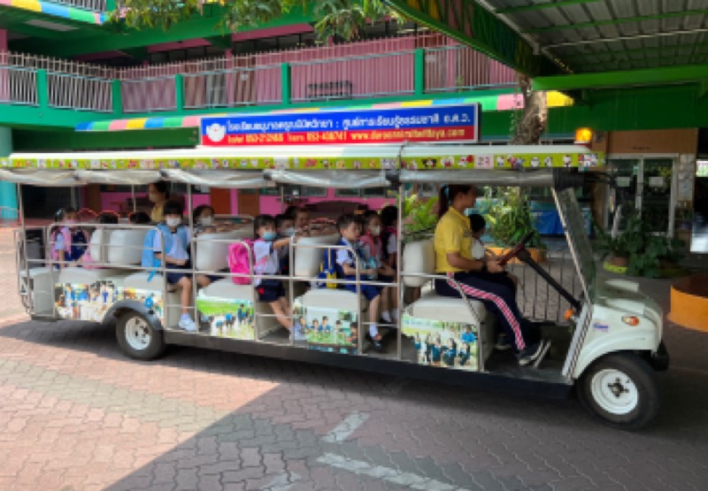 รถไฟฟ้า ของโรงเรียนดรุณนิมิตวิทยา รับส่งนักเรียนไปกลับเพื่อทำกิจกรรม