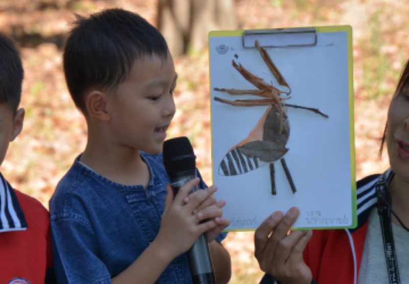 นำเสนอผลงาน ในกิจกรรมเปิดประตูสู่ธรรมชาติ กับการเรียนรู้แบบ อ.ด.ว.